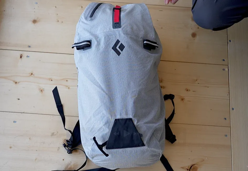 機能をミニマムに絞った超軽量ザック『ブラックダイヤモンド ブリッツ